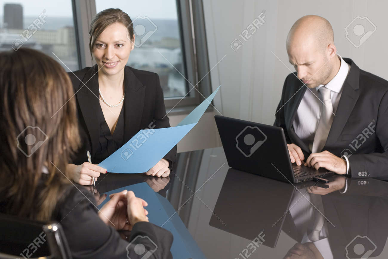 Descubre los beneficios de jubilarse a los 71 años en España 13 Asesor financiero en consulta