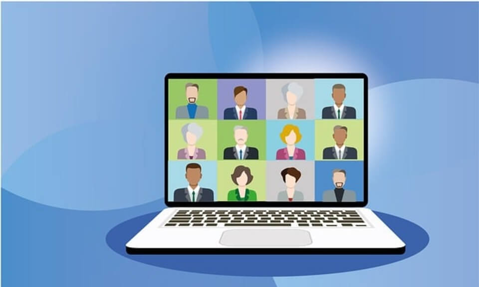 Moderador dirigiendo reunión de forma efectiva