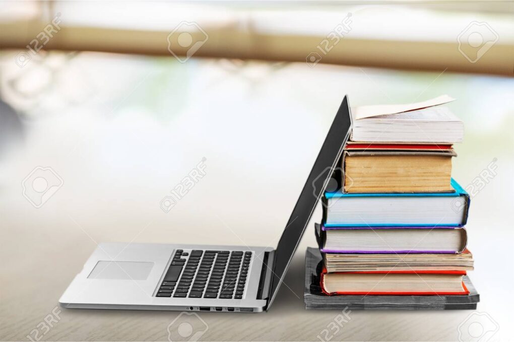 Libros y computadora