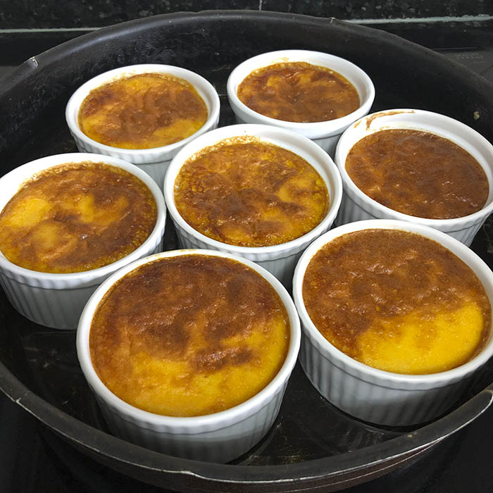 Receta fácil para hacer flan de huevo con webos frescos 12 Flan de huevo recién hecho