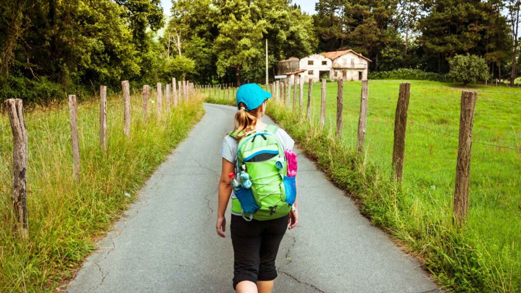 Peregrinos recorriendo las rutas del Camino de Santiago con Eroski 1
