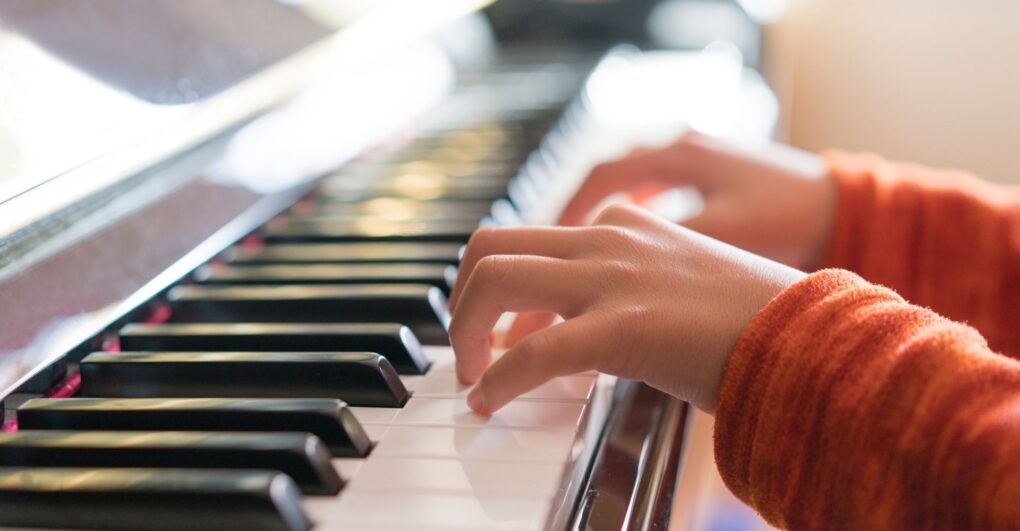 Aprende a tocar piano rápido con este atajo efectivo 17 Practicando el piano con regularidad