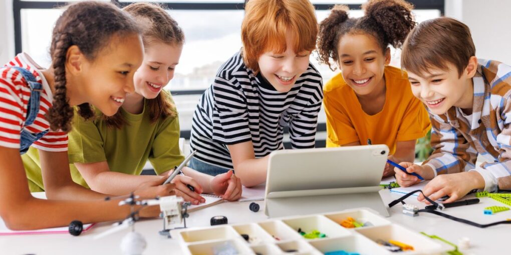 Descubre cómo la Generación Alfa revolucionará el futuro laboral 16 Niños aprendiendo habilidades laborales