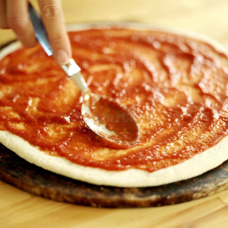 Receta paso a paso para preparar pizza de anchoa en casa 19 Salsa de tomate esparcida uniformemente