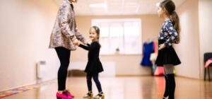 Explorando el Mundo Digital 3 instructor baile ensenando dos ninas estudio baile 151355 68846 1