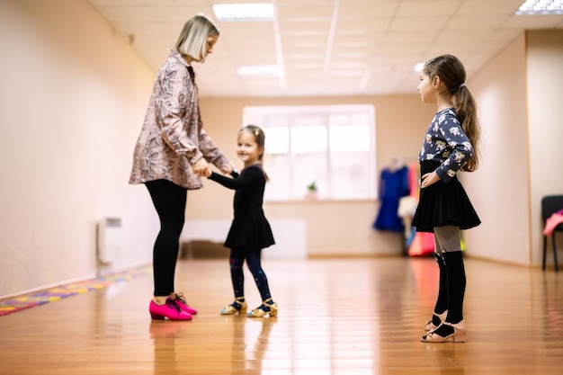 Consejos expertos para aprender a bailar "dall a" de forma eficaz 11 instructor baile ensenando dos ninas estudio baile 151355 68846 1