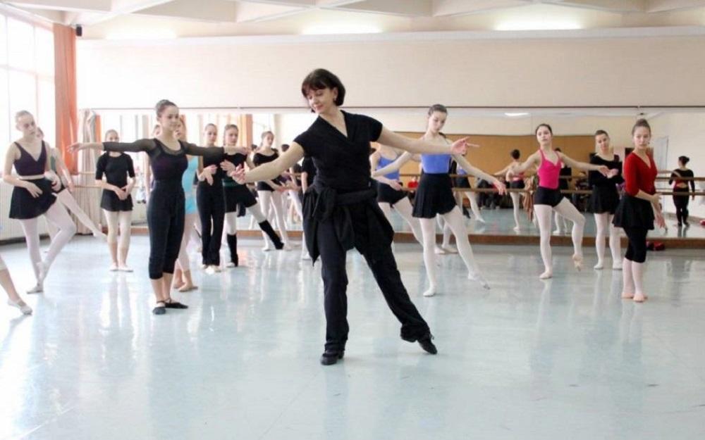 Consejos expertos para aprender a bailar "dall a" de forma eficaz 17 Instructor de baile enseñando