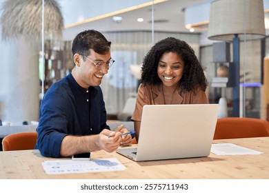 Equipo de programadores motivados y felices