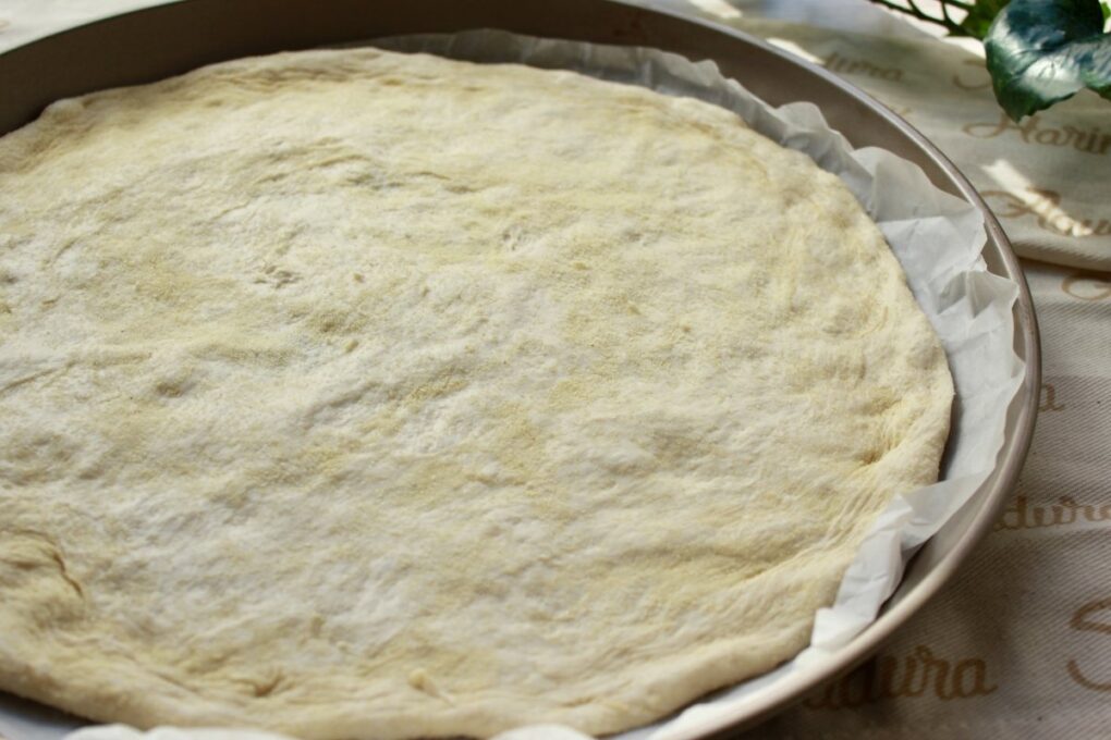 Receta paso a paso para preparar pizza de anchoa en casa 27 Masa extendida en bandeja