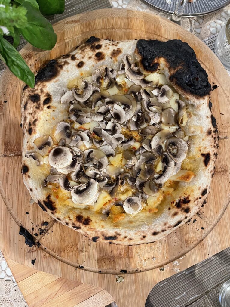 Receta paso a paso para preparar pizza de anchoa en casa 31 Pizza horneándose a temperatura adecuada