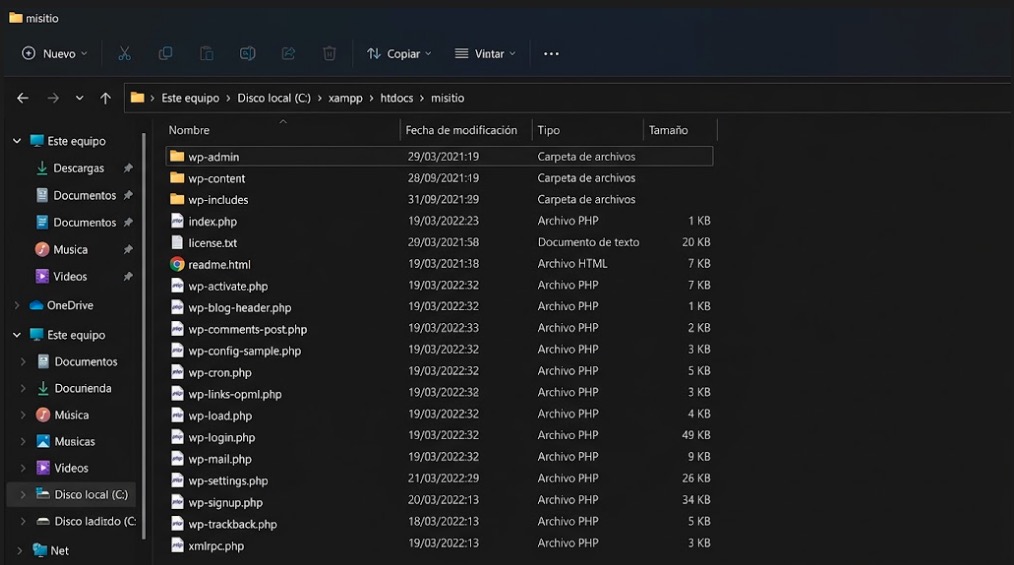 Estructura de carpetas de WordPress dentro del directorio htdocs de XAMPP